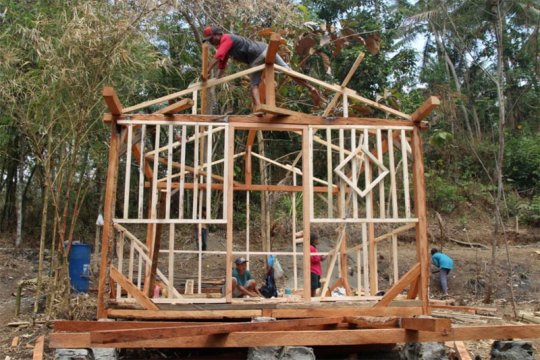 TNI bersama warga bangun musala dan MCK