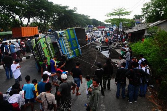 Kecelakaan truk pasir Page 1 Small