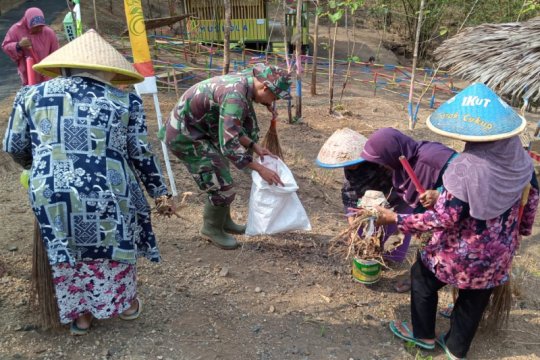 Warga bersihkan Krama Cenil Cilacap
