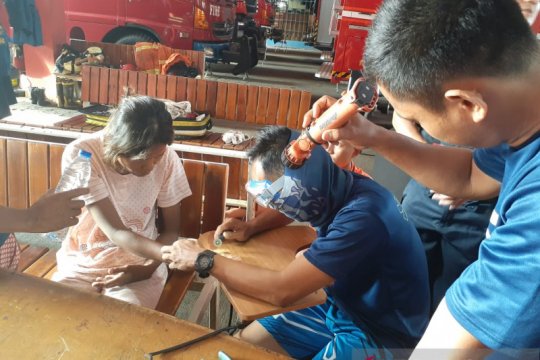 Di tangan petugas Damkar, cincin Wasriah akhirnya bisa dilepas