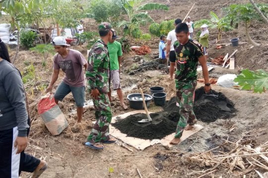 Satgas TMMD bersama warga bangun sumur