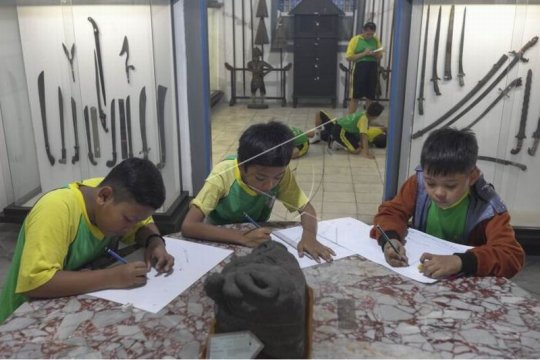 Siswa menggambar koleksi museum Radya Pustaka Page 1 Small