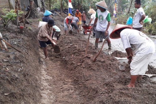 Warga Desa Cilibang rawat saluran air hasil TMMD
