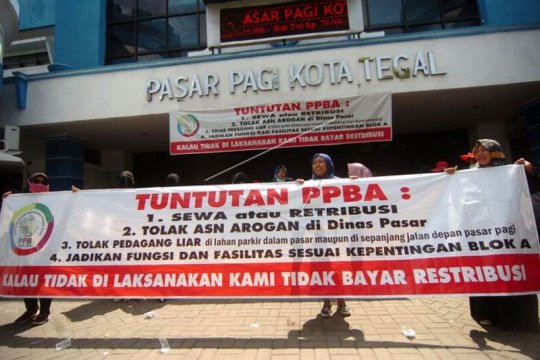 Unjuk rasa pedagang pasar Tegal Page 1 Small