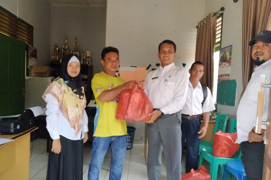 Dinsos Bangka Barat salurkan 1.200 paket bahan pangan untuk warga marjinal