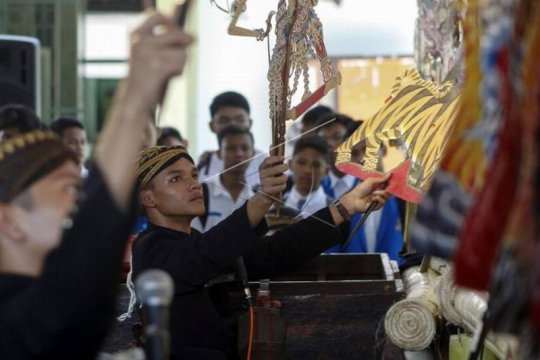 Pentas wayang siswa jurusan seni pedalangan Page 1 Small