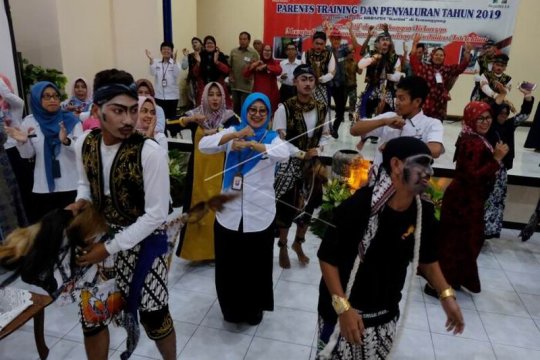 Menari bersama penyandang disabilitas intelektual Page 1 Small