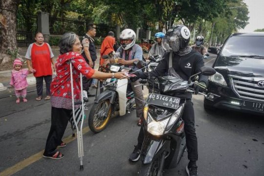 Difabel membagikan suvenir hasil kerajinan tangan Page 2 Small