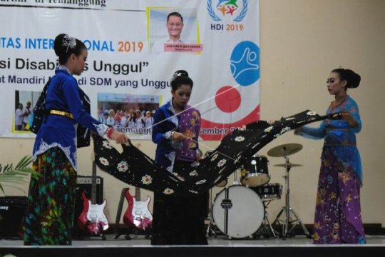 Parade kesenian memperingati Hari Disabilitas Internasional Page 2 Small