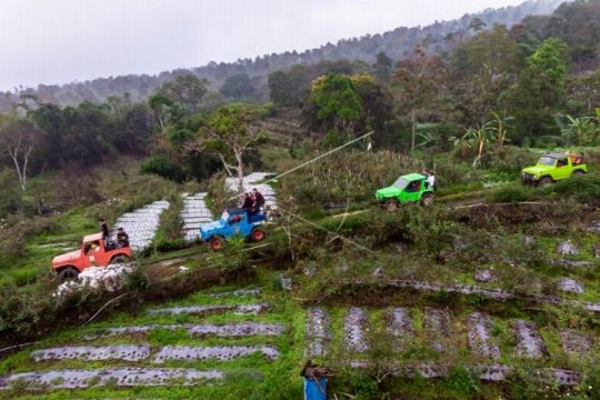 Wisata petualangan menggunakan mobil jip Page 2 Small