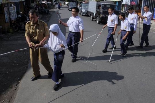 Latihan orientasi mobilitas siswa tunanetra Page 2 Small