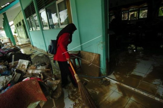 Membersihkan ruang guru pasca banjir bandang Page 2 Small