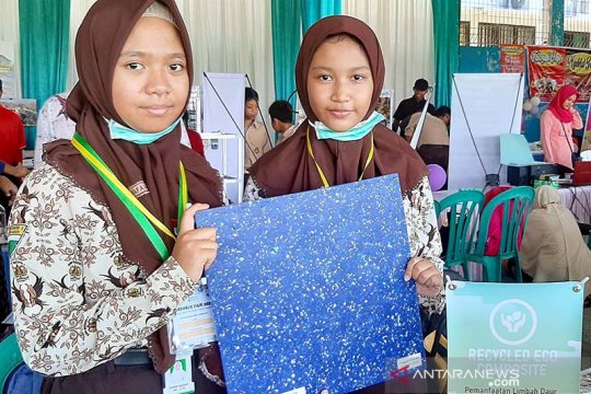 Dua Siswa SMPN 1 Surabaya daur ulang plastik jadi komposit pengganti kayu