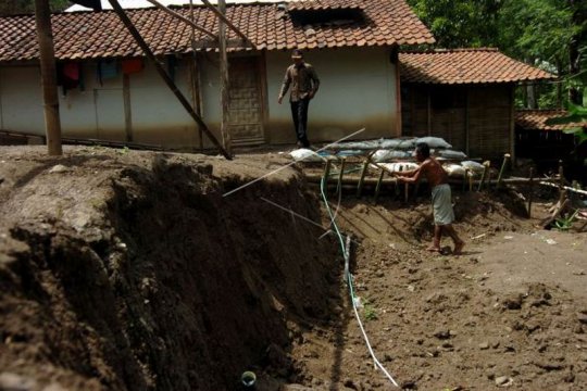 Tanah bergerak mengakibatkan longsor Page 1 Small