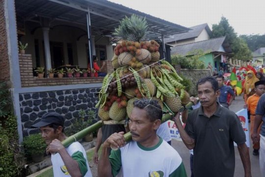 Kirab gunungan dan syukuran durian Page 1 Small