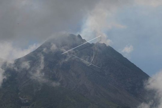 Gunung Merapi mengeluarkan asap putih Page 1 Small