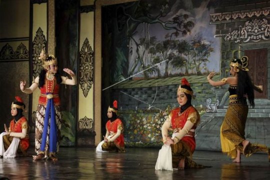 Siswa praktik pementasan wayang orang Page 2 Small