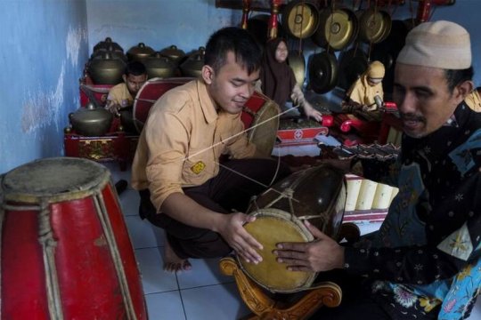 Siswa disabilitas netra berlatih gamelan Page 1 Small