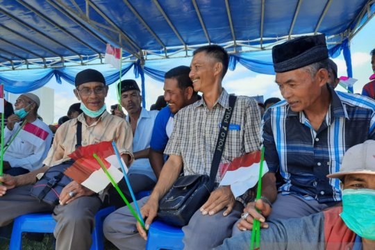 Warga Natuna melepas WNI observasi Page 1 Small