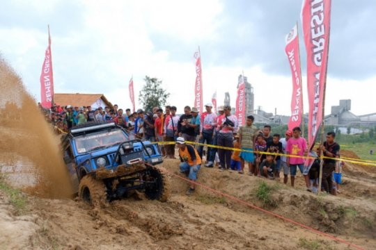 Ratusan "offroader" adu tangguh di Adventure Explore Rembang Semen Gresik