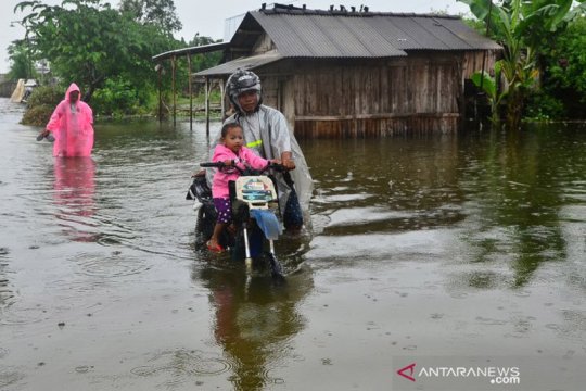 Sungai Wulan Kudus meluap, ratusan rumah tergenang banjir Page 1 Small