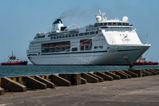 Kapal MV Columbus bersandar di Pelabuhan Tanjung Emas Page 1 Small