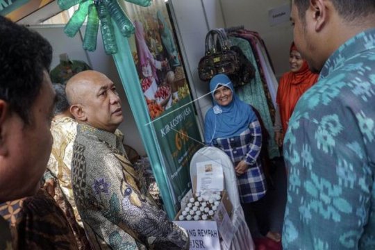 Menteri Koperasi dan UKM tinjau pameran UMKM Page 2 Small