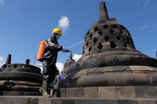 Penyemprotan disinfektan di Candi Borobudur Page 1 Small