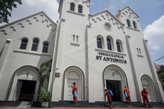 Penyemprotan disifektan di gereja Page 2 Small