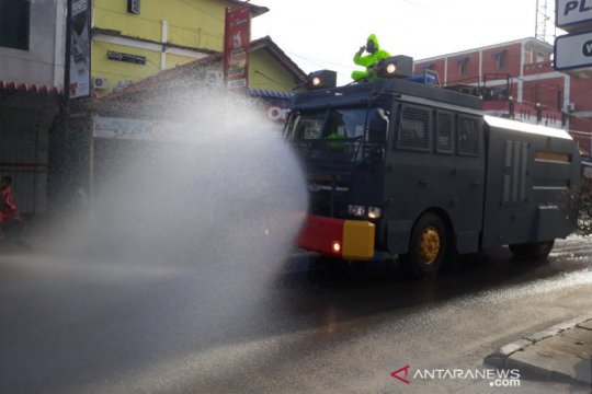 Polres Karimun semprotkan disinfektan cegah COVID-19 Page 1 Small