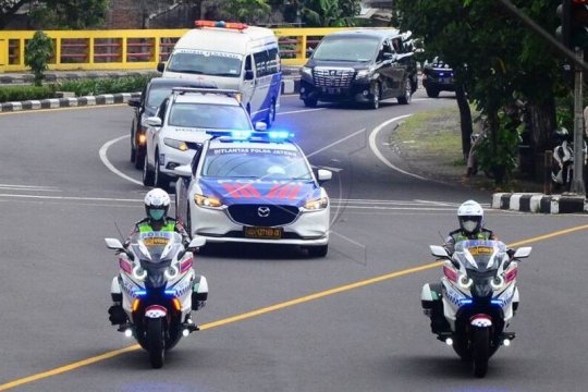 Iring-iringan mobil jenazah Ibunda Presiden Joko Widodo Page 1 Small