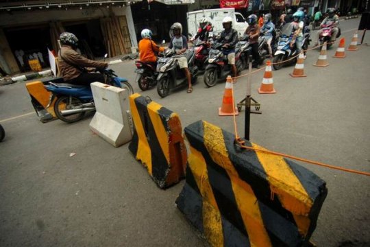 Menerobos pembatas jalan Page 1 Small