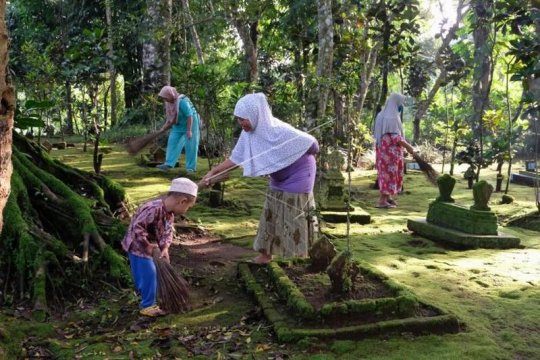 Tradisi bersih makam Page 1 Small