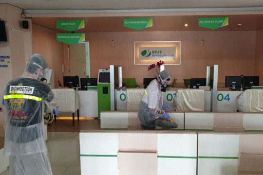BPJAMSOSTEK Cabang Ungaran lakukan penyemprotan disinfektan.