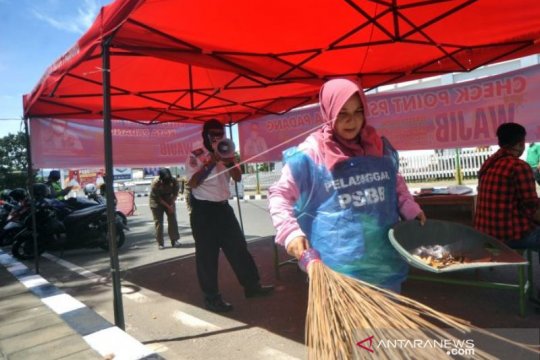 HUKUMAN PELANGGAR PSBB DI PADANG
