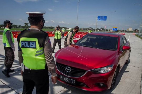 Penyekatan kendaraan di jalan tol Page 1 Small