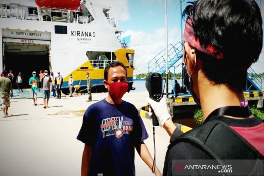 Penumpang dan ABK jalani rapid test di Pelabuhan Sampit