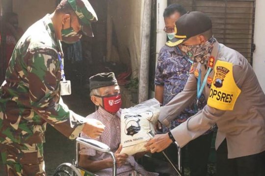 Pemkot Magelang serahkan bansos bagi 94 penyandang disabilitas