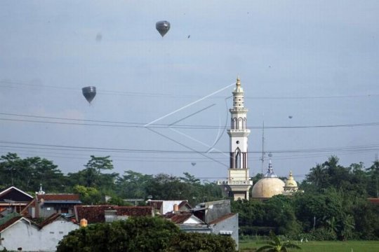 Melanggar larangan menerbangkan balon udara Page 1 Small