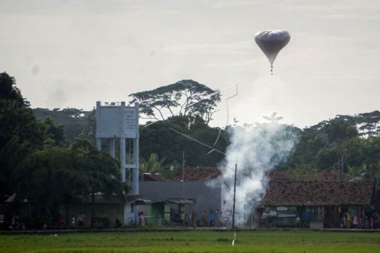 Melanggar larangan menerbangkan balon udara Page 2 Small