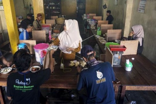 warung makan terapkan aturan jaga jarak Page 1 Small