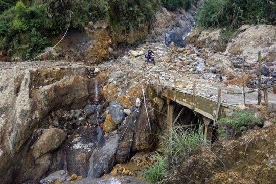 Jembatan penuh longsoran batu Page 2 Small