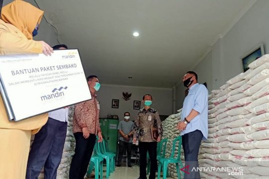 Bank Mandiri salurkan 5.200 paket sembako (Video)