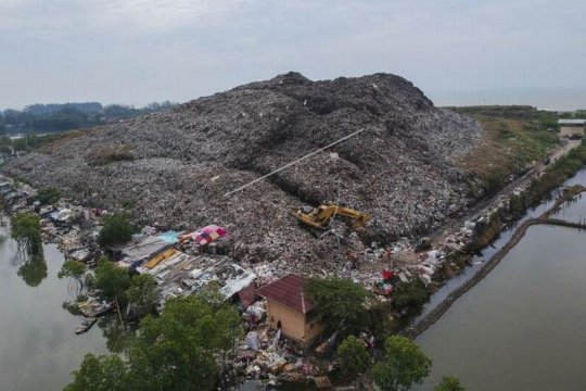 Tumpukan sampah melebihi batas Page 1 Small