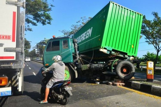 Kecelakaan tunggal truk kontainer Page 1 Small