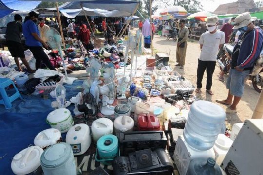 Pasar tradisional terapkan adaptasi kebiasaan baru Page 2 Small