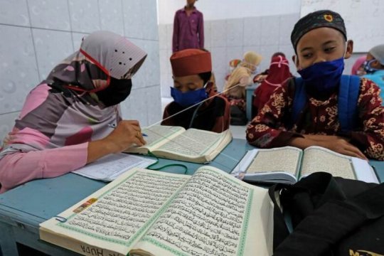 Santri belajar membaca Al Quran Page 1 Small