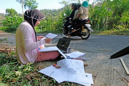 Mengerjakan tugas kuliah dan ujian di pinggir jalan Page 1 Small