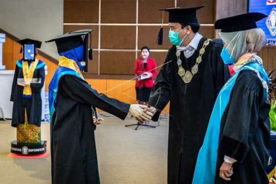 Wisuda menggunakan teknologi robot peraga Page 2 Small