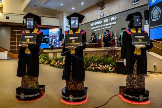 Wisuda menggunakan teknologi robot peraga Page 4 Small